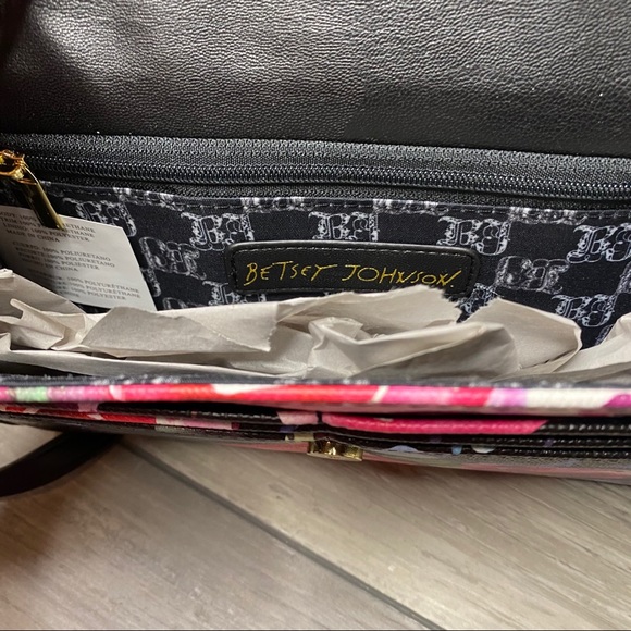 NEW Betsey Johnson Floral Crossbody Wallet 🥀 - Picture 5 of 6